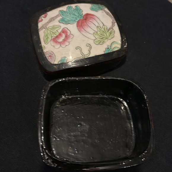 Chinese Lacquer Shard Trinket Box 3.75” - Picture 3 of 8